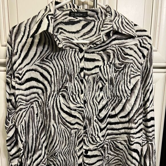 Zebra Stripe Curved Hem Shirt M - Picture 1 of 6